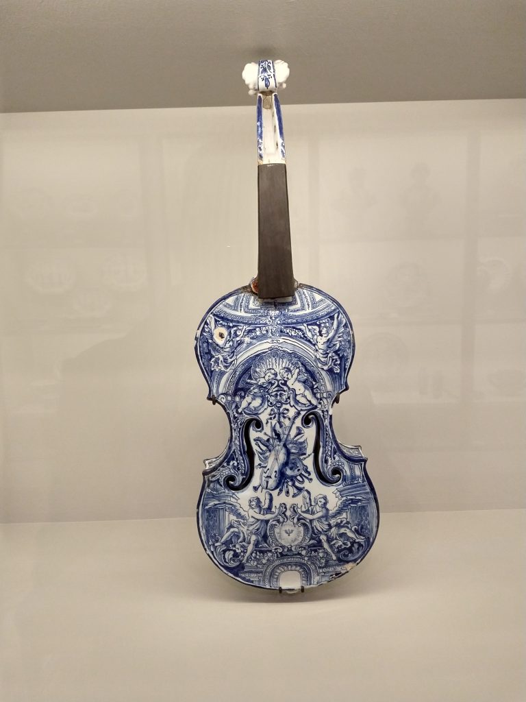 Violino de Cerâmica, fabricado por volta de 1710