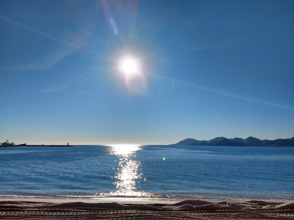 Mar Mediterrâneo visto da Praia de Cannes