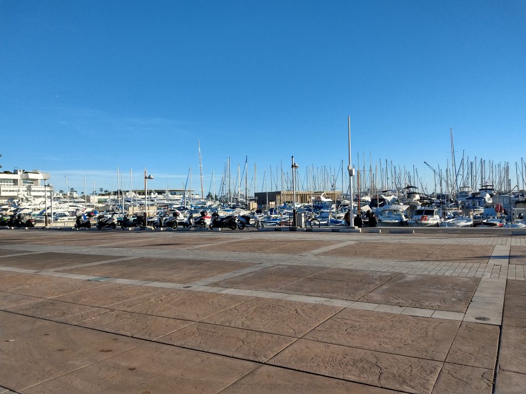 Vista do Porto de Cannes, com diversos barcos