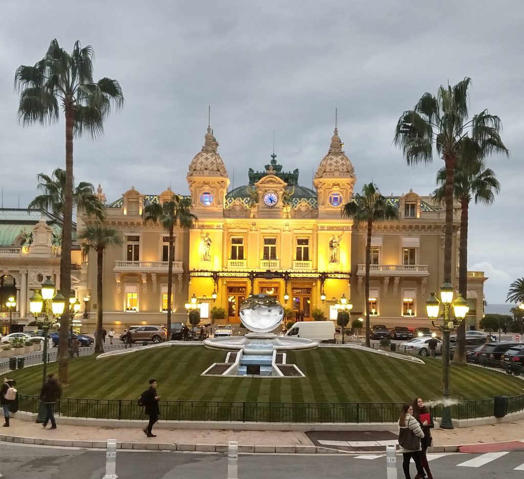 Cassino de Monte Carlo com Iluminação Noturna