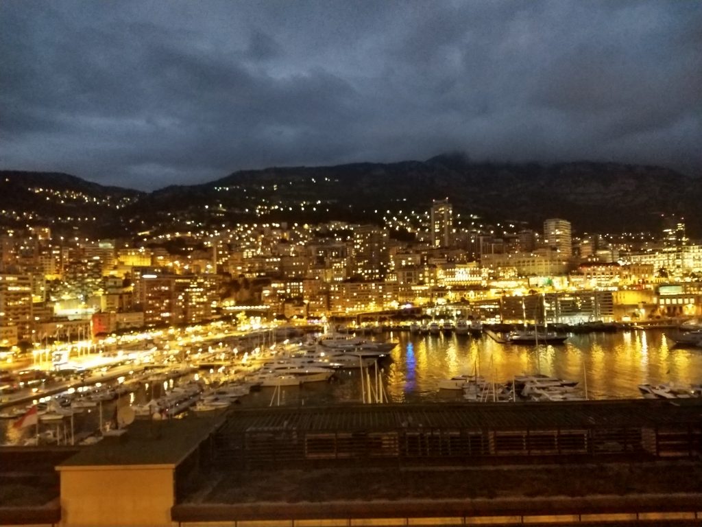 Vista Noturna do Porto Hercule