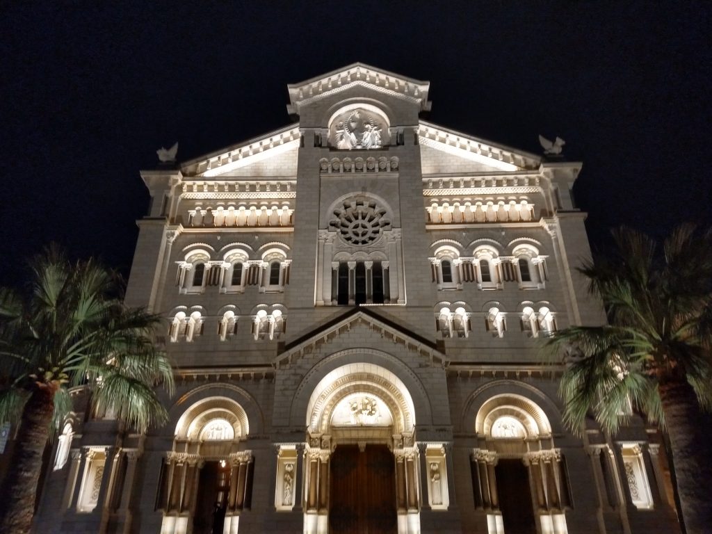 Catedral de Mõnaco iluminada