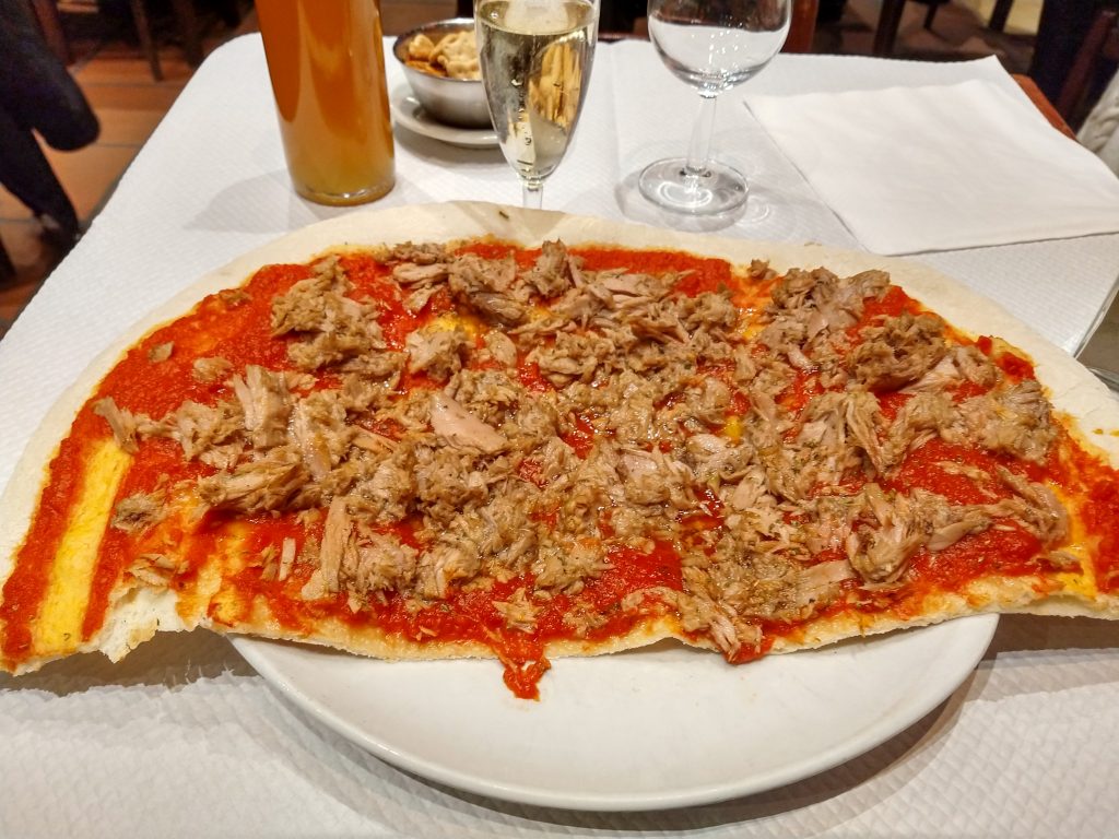 Pizza de Atum, com uma Taça de Champagne