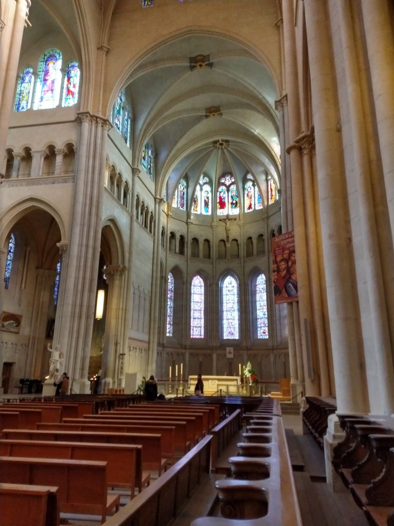 Interior da Catedral de Saint Jean-Baptiste-et-Saint-Étienne de Lyon