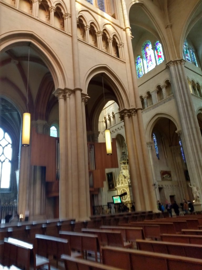 Interior da Catedral de Saint Jean-Baptiste-et-Saint-Étienne de Lyon